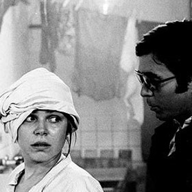 Holka na zabití: Servírku Gitu zabije její milenec, který se bojí, že prozradí jeho machinace s valutami. Krátce na to se na scéně objeví Anna (Dagmar Veškrnová Havlová), která Gitě kdysi půjčila 50 korun. Teď by je chtěla zpátky, takže hledá svou kamarádku. 