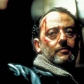 Purpurové řeky. Jean Reno coby policejní komisař vyšetřující vraždu muže, jehož tělo bylo zohaveno a pověšeno na vysoké skále.