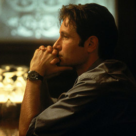 Chris Carter chtěl původně seriál ukončit po páté sérii a pokračovat celovečerními filmy. Stanice Fox měla ale jiný názor.
