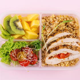 
K běžné svačině přidejte sportujícímu dítěti ještě kus ovoce, malou tyčinku lisovanou z ovocné dřeně, hrst ořechů nebo nesířeného sušeného ovoce. 