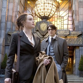 Herec Brandon Routh musel kvůli roli přibrat dvanáct kilo svalové hmoty.
