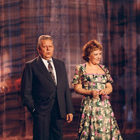 Víte, že v počátcích moderovali pořad tehdejší televizní hlasatelé? Duo Dvořák a Bohdalová nastoupilo až později.
