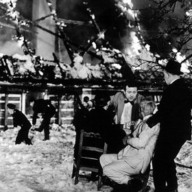 Miloš Forman údajně nedal hercům scénář, aby podpořil jejich spontaneitu, později to ale popřel.