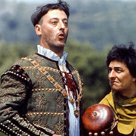 Jean Reno ukazuje v komediích svou přívětivou a veselou povahu.