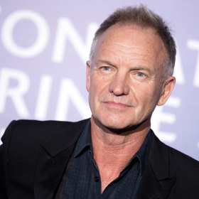 Jeho jmění se odhaduje na pět miliard.
