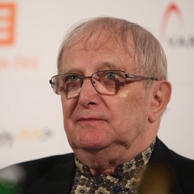 Jiří Suchý je český divadelník, skladatel, spisovatel a filmař. Je spoluzakladatelem divadel Na zábradlí a Semafor. Spolupracoval s Jiřím Šlitrem, Miroslavem Horníčkem a Jitkou Molavcovou.
