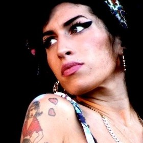 K užívání drog ji přivedl její manžel.
