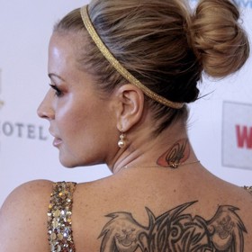 Má několik tetování. Jedno z nich je slovo "forever", navždy.