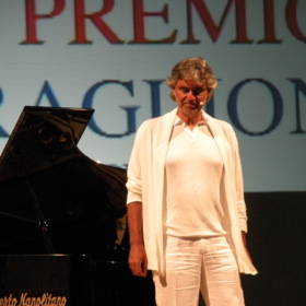 Dlouho se nemohl prosadit u hudebních vydavatelství a tak začal hrát po barech.