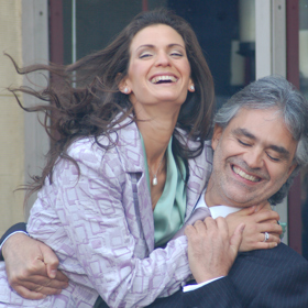 Je podruhé ženatý. Má dva syny a jednu dceru.
