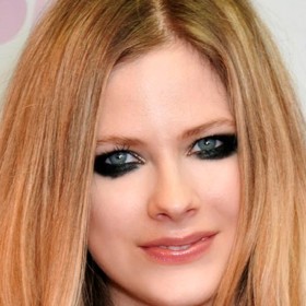 V roce 1998 vyhrála rozhlasovou soutěž a dostala tak možnost zazpívat si se Shaniou Twain.
