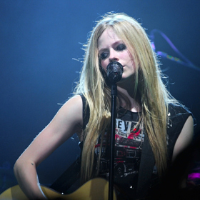 Miluje pizzu s olivami.
