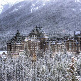 V noci se v hotelu ozývají děsivé výkřiky.