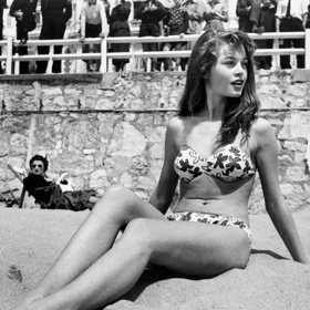 Brigitte Bardot je francouzská herečka a modelka. Nejvíce se proslavila filmem A Bůh stvořil ženu. V dětství se jí však posmívali kvůli brýlím a rovnátkům.
