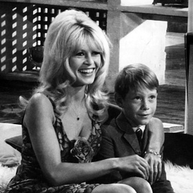 V roce 1995 skončila na devatém místě v žebříčku 100 nejvíce sexy hvězd.
