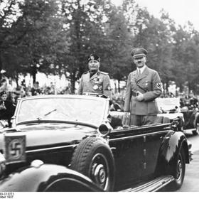 Mussoliniho manželka jednou uvedla, že ač byl bohatý, byl věčně bez peněz.
