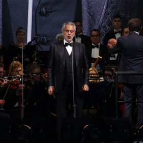V děství navštěvoval Bocelli školu pro nevidomé. Paradoxně ale nastoupil jako částečně vidoucí a končil jako nevidoucí.