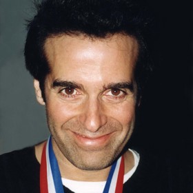 Koupil několik bahamských ostrovů, kde buduje své impérium.