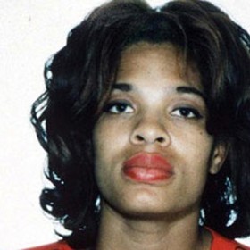 Estella Maria Thompson alias Divine Brown. Lehká děva, která díky Grantovi vydělala miliony.