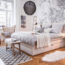 Ložnice by měla být oázou klidu a odpočinku. Nic zbytečného zde nemá místo. V harmonii by měly být i barvy.