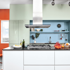 Barevnými plochami místnost nejenom oživíte, ale také rozčleníte, nebo naopak sjednotíte. V tomto případě byl záměr přidat prostoru dynamiku a další rozměry, což oranžová s modrou zvládly dokonale. 