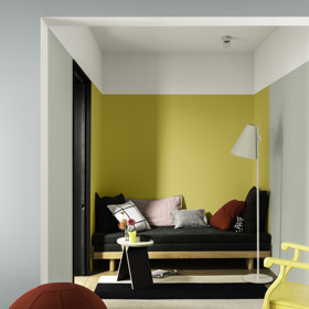 Je zajímavé, jak použitím kontrastní barvy můžete dodat místnosti hloubku nebo ji naopak zkrátit. Žlutá na čelní stěně, která je částečně přetažená i na boční stěny, jakoby se najednou přiblížila. Podobný efekt má i bílý strop, jenž se zdá být nižší. 