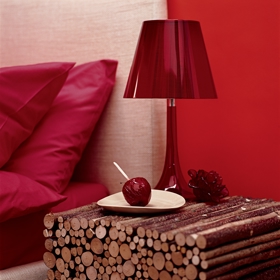 Červená je krásná barva, ale do ložnice rozhodně nepatří. Povzbuzuje k aktivitě a nenechá vás usnout. 