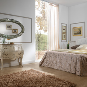 Zrcadlo, i když v ložnici možná vypadá atraktivně, sem určitě nepatří. To samé platí i o zrcadlových dveřích šatní skříně.