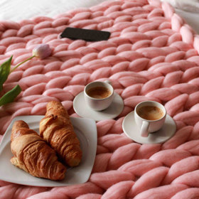 Nadýchaná starorůžová deka, 3090 Kč