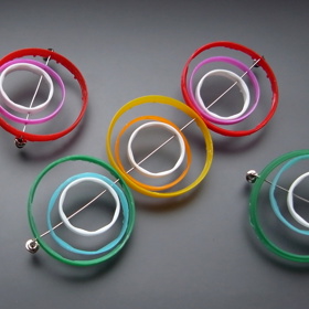 Souprava broží je tvořená kroužky z recyklovaného plastu, které splynuly, prolnuly se a vytvořily nové hravé tvary.