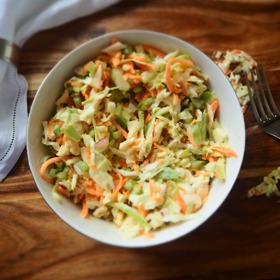 Kdo by neznal salát Coleslaw, asi nejznámější způsob úpravy čerstvého zelí. Stačí vám jen jedna menší hlávka zelí, trochu strouhané mrkve, drobně pokrájená cibulka a trochu strouhaného celeru, pak už jenom zbývá zjemnit kysanou smetanou a dochutit.