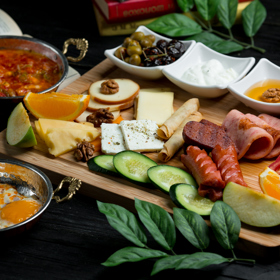 Tímhle si po ránu tedy moc nepomůžete. Cukry, uzeniny, vejce se slaninou. Umíte si představit po takovéto náloži začít pracovat? 