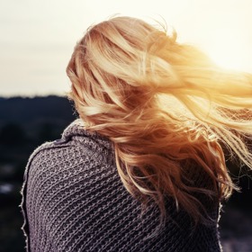 Slunce a vítr jsou velcí nepřátelé vašich vlasů. Vysušují je a poškozují. Pečujte proto o svoji chloubu co nejlépe a vlasy pravidelně vyživujte.