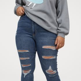 Nehledě na to, že děravé džíny už mají za zenitem, v téhle velikosti byly pasé i v době své největší slávy.