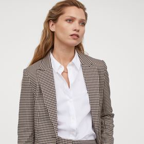 Vzor kohoutí stopy slaví velký návrat, je symbolem ležérnosti a stylu. Sako s ním vypadá neformálně a spíš sportovně. 