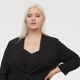 Černé sako je naprostý základ a nemělo by chybět v žádném šatníku. Dobře střižené a z kvalitního materiálu se hodí prakticky ke všemu.