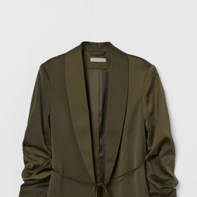 Sako s šálovým límcem z lesklého materiálu vynesete nejspíš večer na menší společenskou příležitost nebo do divadla. 