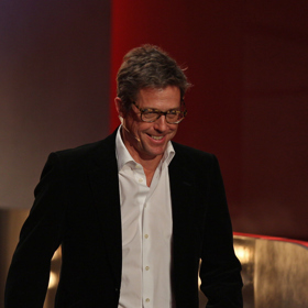 Hugh Grant hovoří plynně francouzsky.