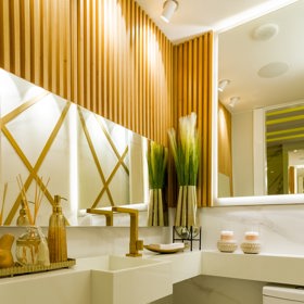 Zrcadla jsou skvělý pomocník při úpravě nevyhovujícího prostoru. Odrazem totiž získáte další "vizuální" prostor. 