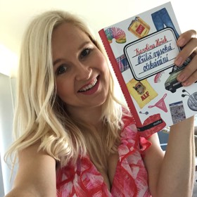 Nejen o této své zkušenosti vydala Karolina knihu Příliš vysoká očekávání.