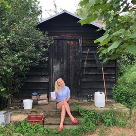 Karolina Hošek před zahradní chatkou, ve které strávila dětství.