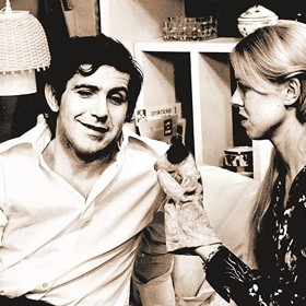 Hanka byla tři roky partnerkou legendárního herce Jiřího Hrzána (na snímku s Ivou Janžurovou ve filmu Drahé tety a já)
