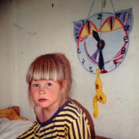 Vyrůstala totiž v kůlně přestavěné na provizorní chatku, místo postele měla vyskládané staré palety.