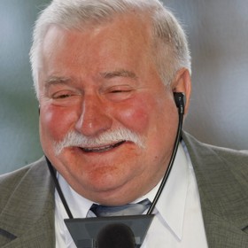 Lech Walesa byl disidentem, vůdčí osobnosti odborů a politické strany Solidarita. Mezi roky 1990-95 byl prezidentem Polské republiky. Vše začalo v gdaňských loděnicích.
