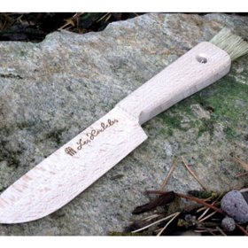 
Houby čistíme hned v lese na místě. Dřevěný nůž se štětečkem za 180 Kč je nejenom opravdu krásný, ale také funkční. 