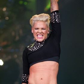 Kromě drog se v mládí potýkala také s drobnou kriminální činností.