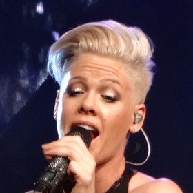 Pseudonym Pink si zpěvačka vymyslela v době, kdy začala, ještě jako pubertačka, hrát po klubech...