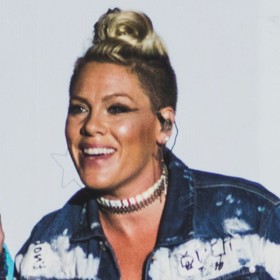 S kapelou začala zpívat již na střední škole. Když ale prohráli v hudební soutěži, šel si každý svou cestou.