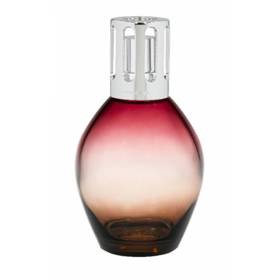 Katalytická lampa Ovale značky Maison Berger Paris byla vyrobena z barveného skla v barvě přecházející ze švestkové do hnědé.