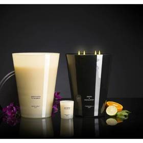 Vonná svíčka se 4 knoty Cereria Mollá, ručně odlévaná z rostlinného vosku provoní váš domov sladce květinovým aroma růží a dřevitou vůní agarového dřeva originální vůně Bulgarian Rose & Oud.